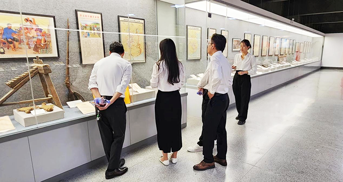 一言党员律师在“不忘初心、牢记使命”主题教育馆内参观学习